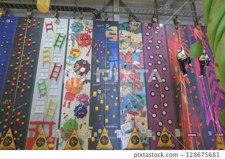 色彩繽紛的岩壁 色彩繽紛的岩壁 128675681