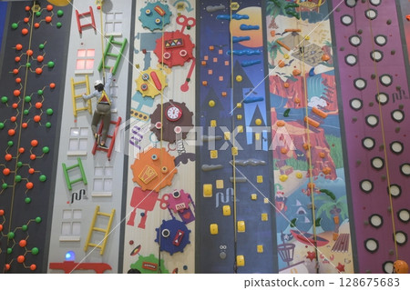 色彩繽紛的岩壁 128675683