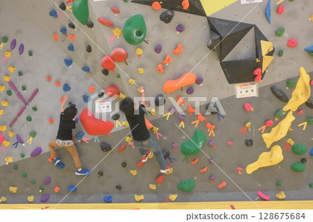 一家人正在攀岩 一家人正在攀岩 128675684