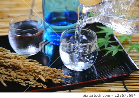 Pour cold sake (Japanese sake) 128675694