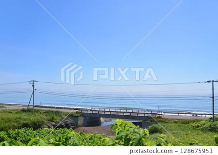 View from the train window on JR Hokkaido's Nemuro Line from Tsunetoyo Signal Station to Shiranuka Station 128675951
