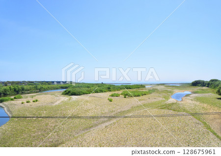 View from the train window on JR Hokkaido's Nemuro Line from Tsunetoyo Signal Station to Shiranuka Station 128675961
