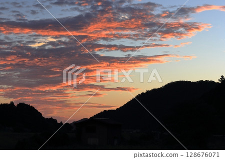 初夏清晨，東方天空染成橘色 128676071