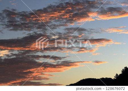 Early summer morning when the eastern sky is dyed orange 128676072