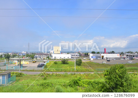 從白糠站到釧路站的 JR 北海道根室線列車車窗看到的景色 128676099