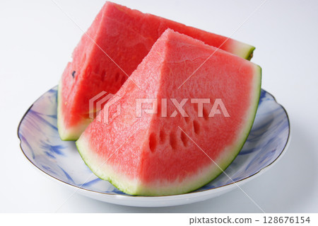 Cut watermelon 128676154