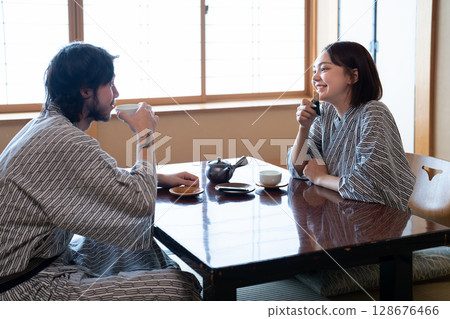 An inbound couple relaxing at a ryokan 128676466