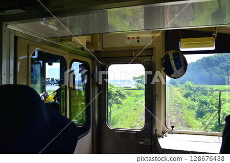 從厚岸站到濱中站的 JR 北海道根室線火車車窗看到的景色 128676488