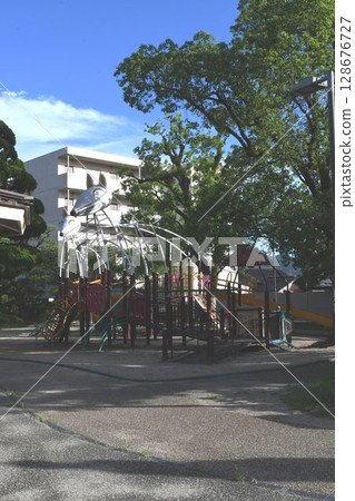 山口市的白狐狸形狀的遊樂場設備 128676727