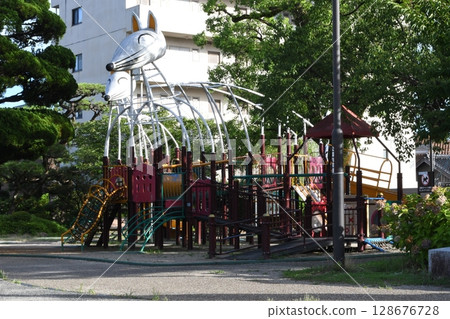 山口市的白狐狸形狀的遊樂場設備 128676728