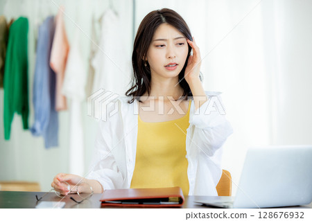 眼睛疲勞、頭痛、女人 128676932