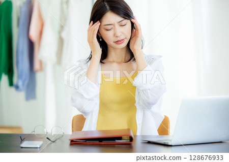 眼睛疲勞、頭痛、女人 128676933