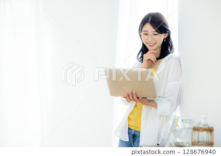 有筆記型電腦的女人 128676940