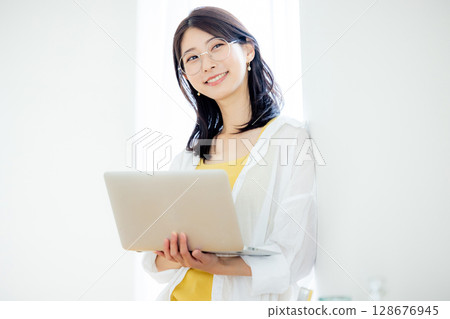 有筆記型電腦的女人 128676945