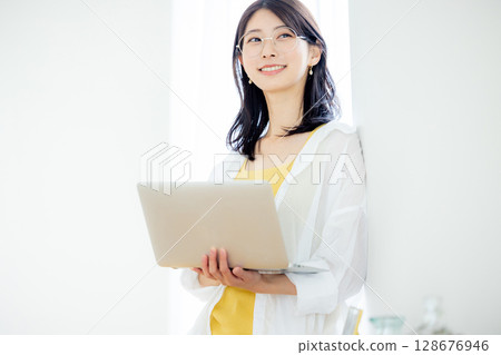 有筆記型電腦的女人 128676946