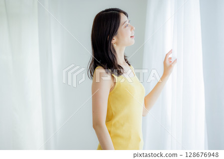 女人打開窗簾 128676948