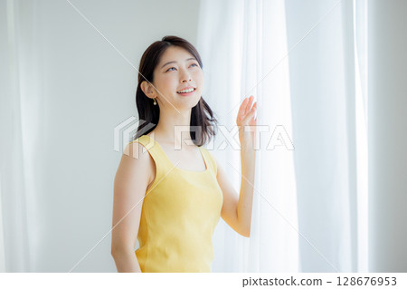 女人打開窗簾 128676953