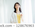 操作智能手機的女人 128676963