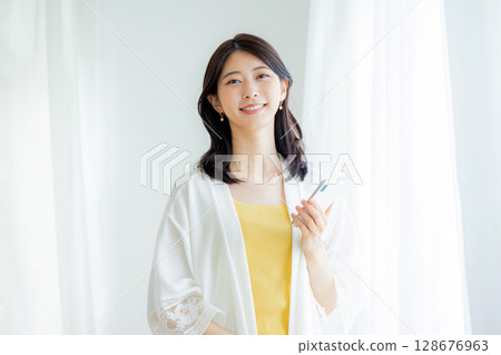 操作智能手機的女人 128676963