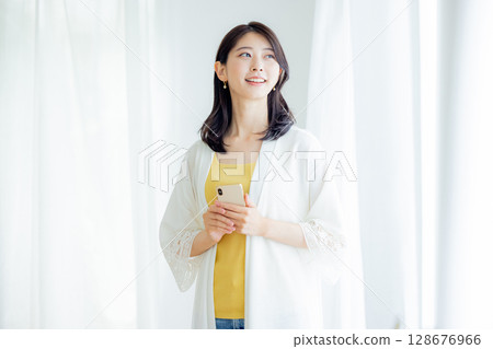 操作智能手機的女人 128676966