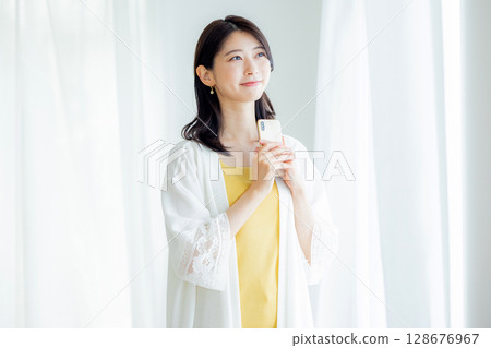 操作智能手機的女人 128676967