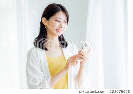 操作智能手機的女人 128676968