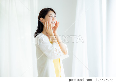 一個把手放在臉頰上的女人 128676978