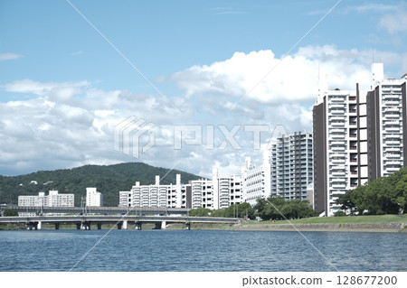 從河上俯瞰廣島：房屋、公寓、橋樑、本川 128677200
