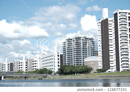 從河上俯瞰廣島:房屋、公寓、橋樑、本川 從河上俯瞰廣島:房屋、公寓、橋樑、本川 128677201