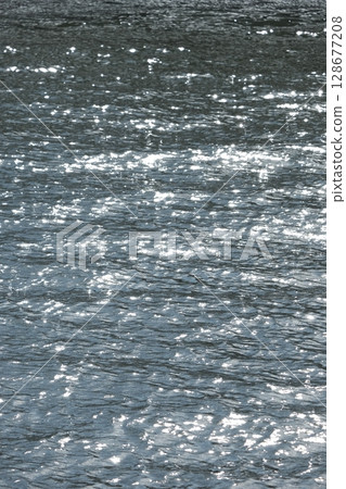 水面反射閃閃發光的燈光河海面 水面反射閃閃發光的燈光河海面 128677208