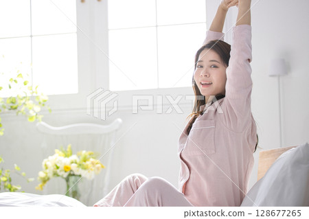 Young woman relaxing in bed 128677265