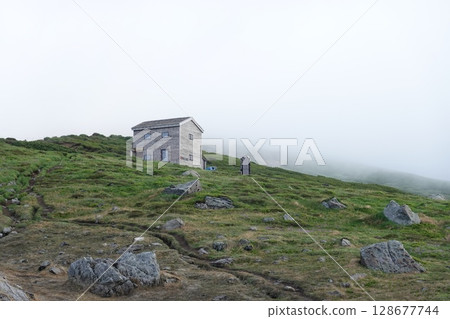 重建後的上幌加目山間避難所 128677744