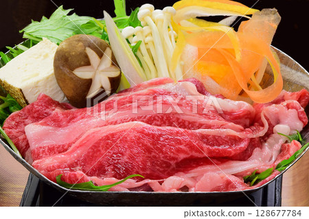 日本的招牌肉食:甜醬壽喜燒 日本的招牌肉食:甜醬壽喜燒 128677784