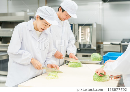 男女廚房工作人員在廚房切捲心菜 128677792