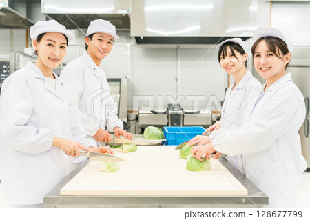 男女廚房工作人員在廚房切捲心菜 128677799