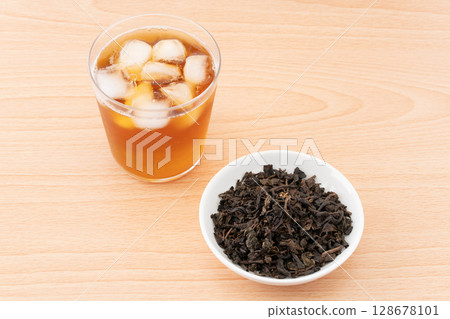 Oolong tea in a glass and tea leaves Oolong tea in a glass and tea leaves 128678101