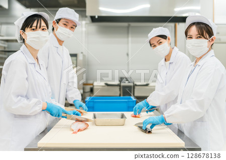 身穿廚師服的男女工作人員煮魚（廚師、廚師、菜市場、食物加工） 128678138