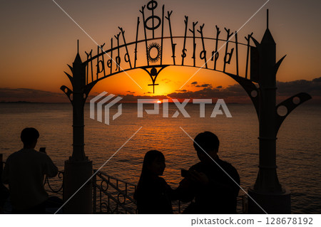 The setting sun and the silhouette of a couple in Okinawa The setting sun and the silhouette of a couple in Okinawa 128678192