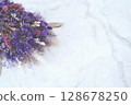 紫色花束（大理石背景） 128678250