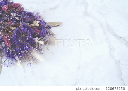 紫色花束(大理石背景) 紫色花束(大理石背景) 128678250
