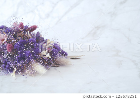 紫色花束(大理石背景) 紫色花束(大理石背景) 128678251