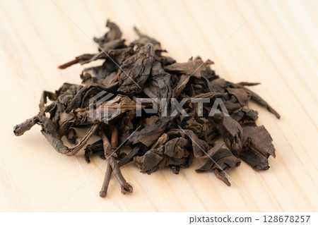 Oolong tea leaves close-up 128678257