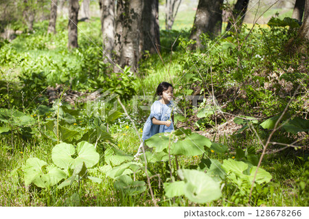 孩子們在森林裡玩耍 128678266