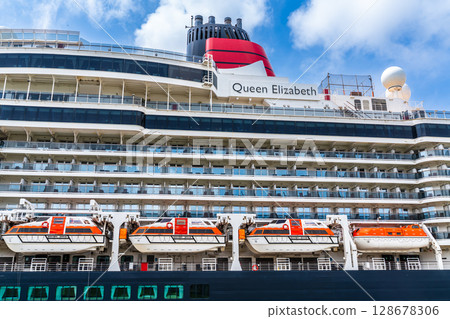 Nagasaki Port Cruise Ship Arrival (Queen Elizabeth) Matsugae Wharf [Nagasaki City] 128678306
