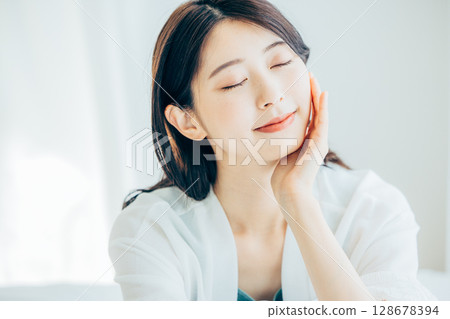 Young women's beauty 128678394