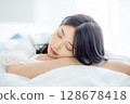 睡在臥室裡的年輕女人 128678418