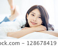 年輕女子在臥室裡醒來 128678419