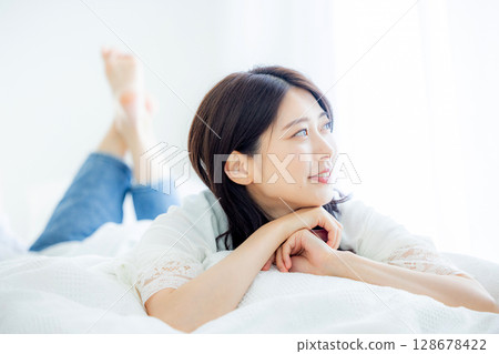 年輕女子在臥室裡醒來 128678422