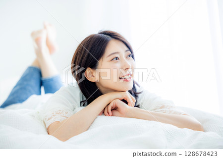 年輕女子在臥室裡醒來 128678423