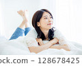 年輕女子在臥室裡醒來 128678425